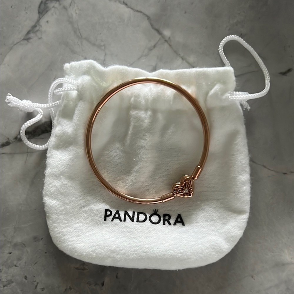 Pandora Moments Heart & Butterfly Bangle
14k rose gold plating